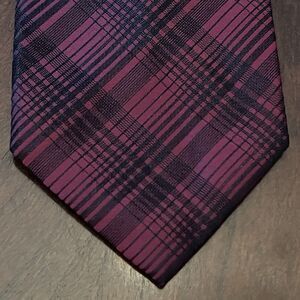 Kenneth Cole Reaction Burgundy 83% Silk 17% Nylon Men’s Neck Tie Made In China ￼